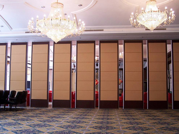 活動(dòng)隔斷常規(guī)轉(zhuǎn)彎路軌及滑輪系統(tǒng)